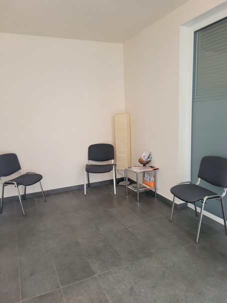 Wartezimmer, Eingang und Behandlung Juliane Kibelka Tierärztin Ganzheitliche Tiermedizin Wiesbaden